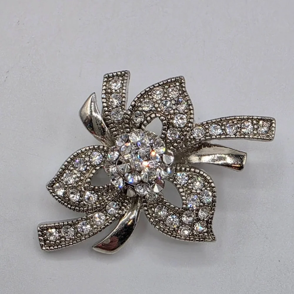 Vintage Rhinestone Bow Brooch Silver Tone Flower Pin Sparkling Crystal‎ Wedding